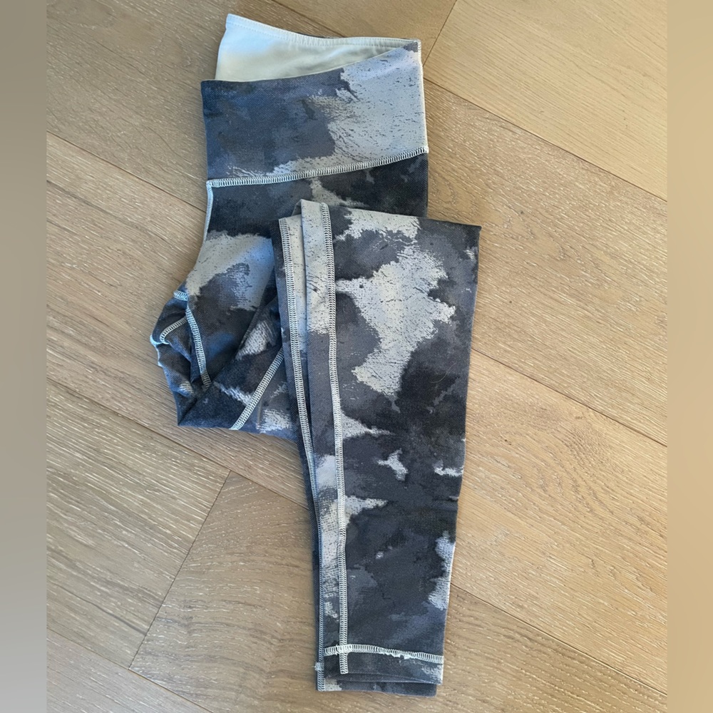 Lululemon grey pattern leggings